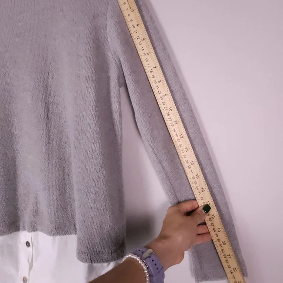 Chic Gray Crew Neck Sweater with Layered Hem - Picture 3 of 10